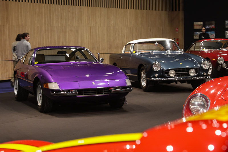 Farbenfrohe Ferrari-Auswahl bei Lukas Hüni- Rétromobile 2026 (© Bruno von Rotz)